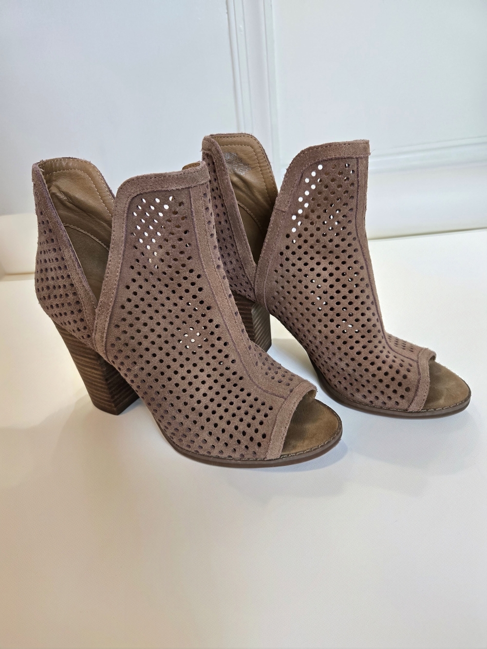 Lucky Brand Taupe Suede Perforated Peep-Toe Block Heels 3.5 Women's Size 7.5